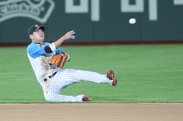 문규현 선수의 다이빙 캐치후 병살플레이 모습